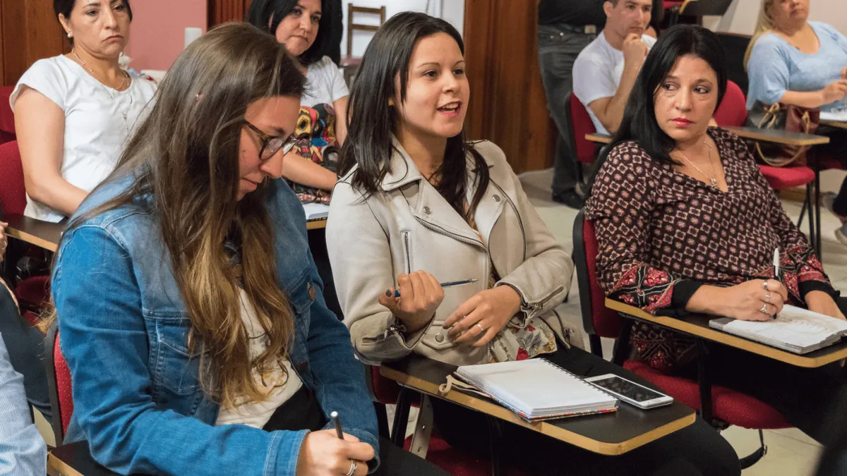 Participantes atentos durante una clase de oratoria