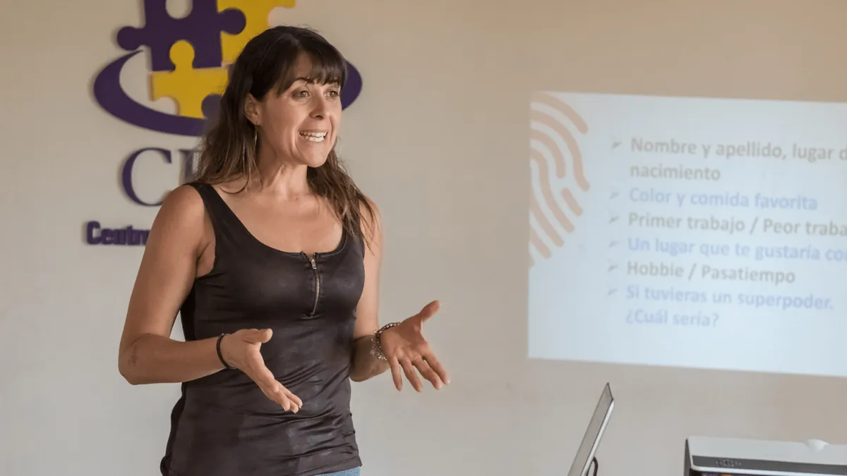 Una participante expone frente a una presentación durante un taller de Talento Colectivo