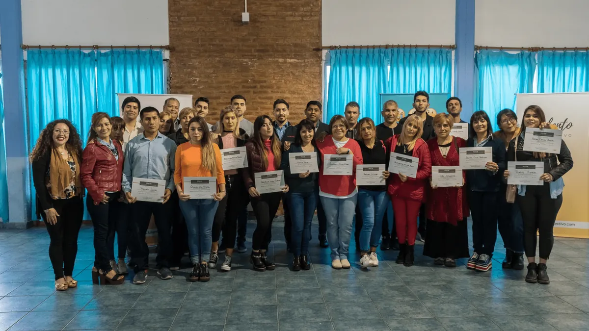 Grupo de egresados de un curso de oratoria de Talento Colectivo con sus certificados