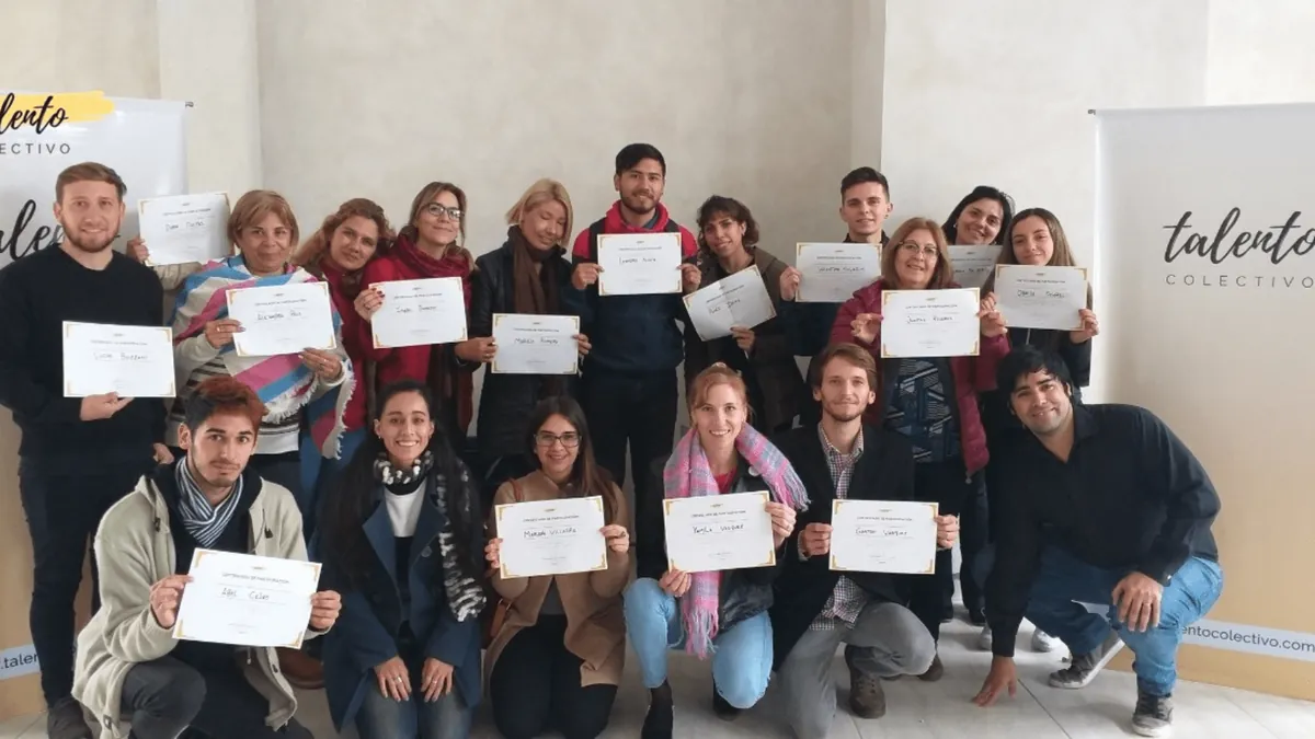 Participantes de un curso de Talento Colectivo con sus certificados
